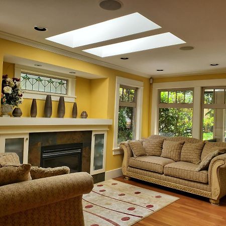 Elegant, Sunny Modern Home With Skylights - Kitsilano, Vancouver Exterior photo