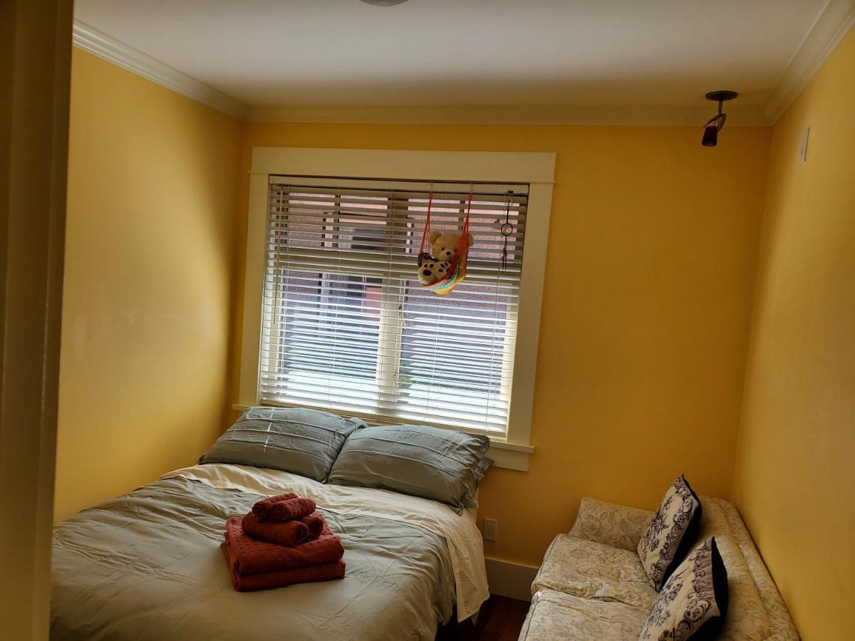 Elegant, Sunny Modern Home With Skylights - Kitsilano, Vancouver Room photo
